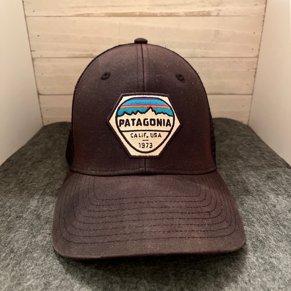 Patagonia Fitz Roy Hex Trucker Hat - Black With Black Mesh Rare Pre Owned